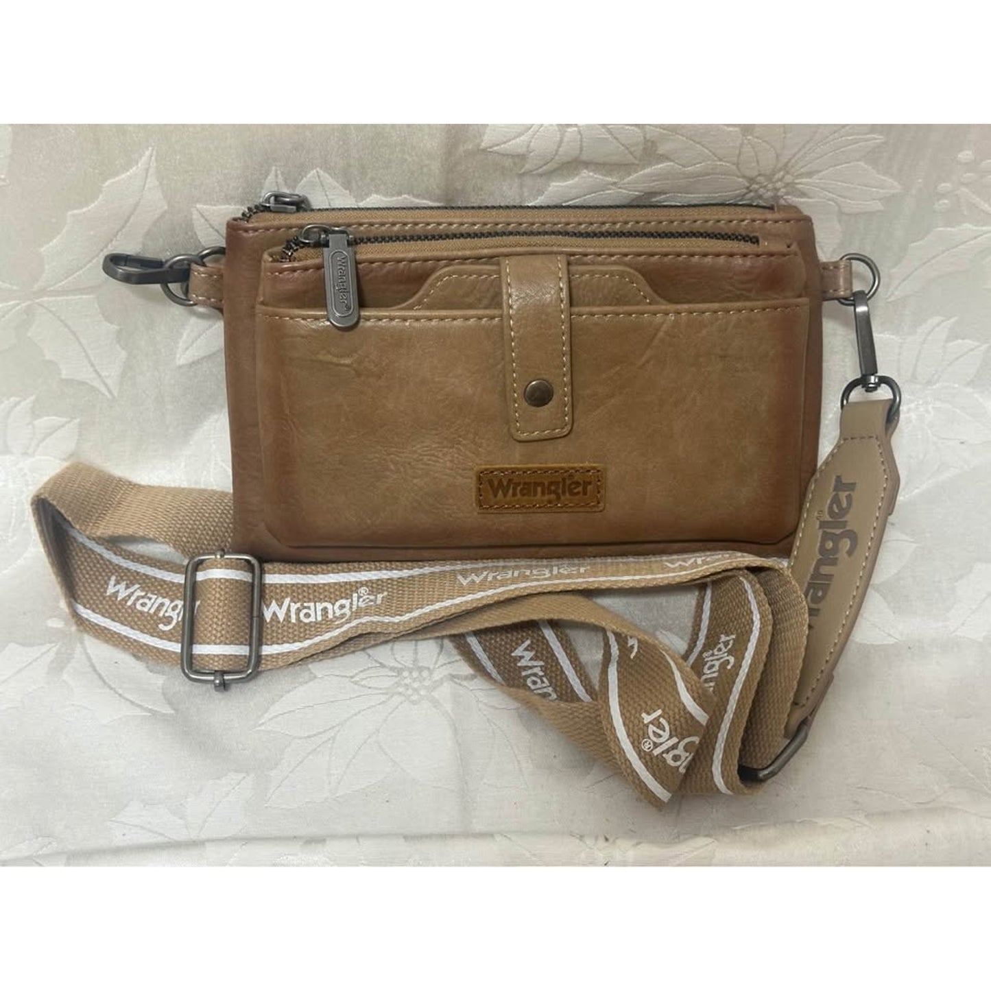 Wrangler Crossbody Bag. B183-4035