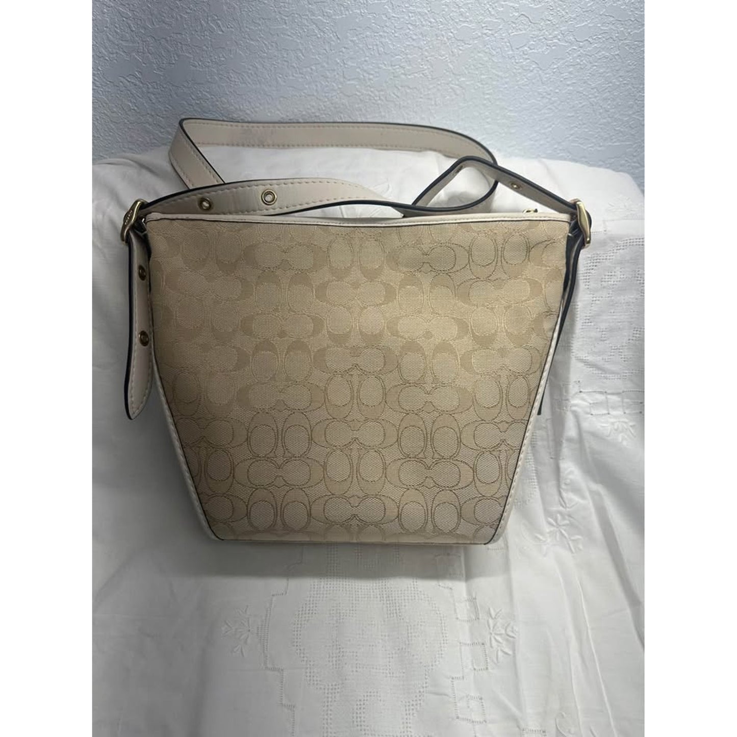 NeW Coach Signature Canvas Shoulder Bag Beige Cream. B-322
