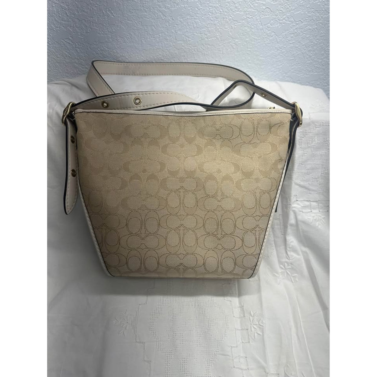 NeW Coach Signature Canvas Shoulder Bag Beige Cream. B-322