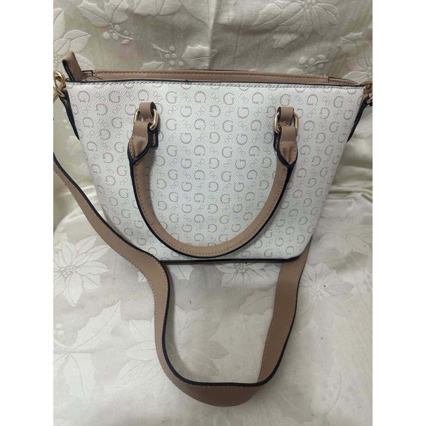 New Guess white and tan logo print handbag. B-311
