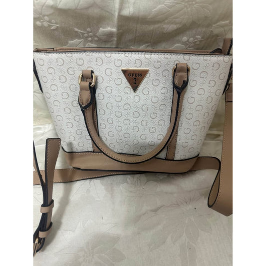 New Guess white and tan logo print handbag. B-311