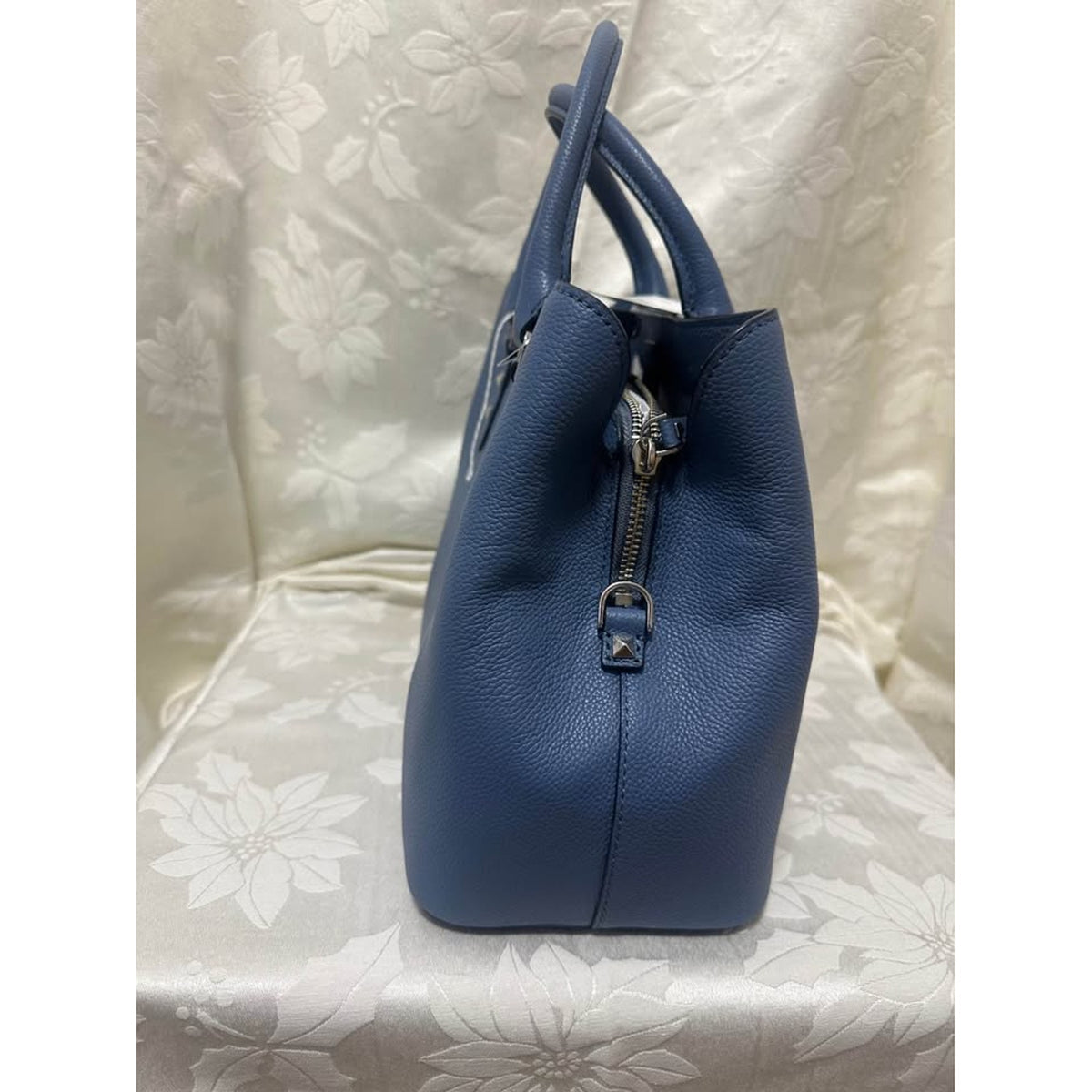 New Kate Spade Blue Pebbled Leather Handbag with Floral Appliques. B-283