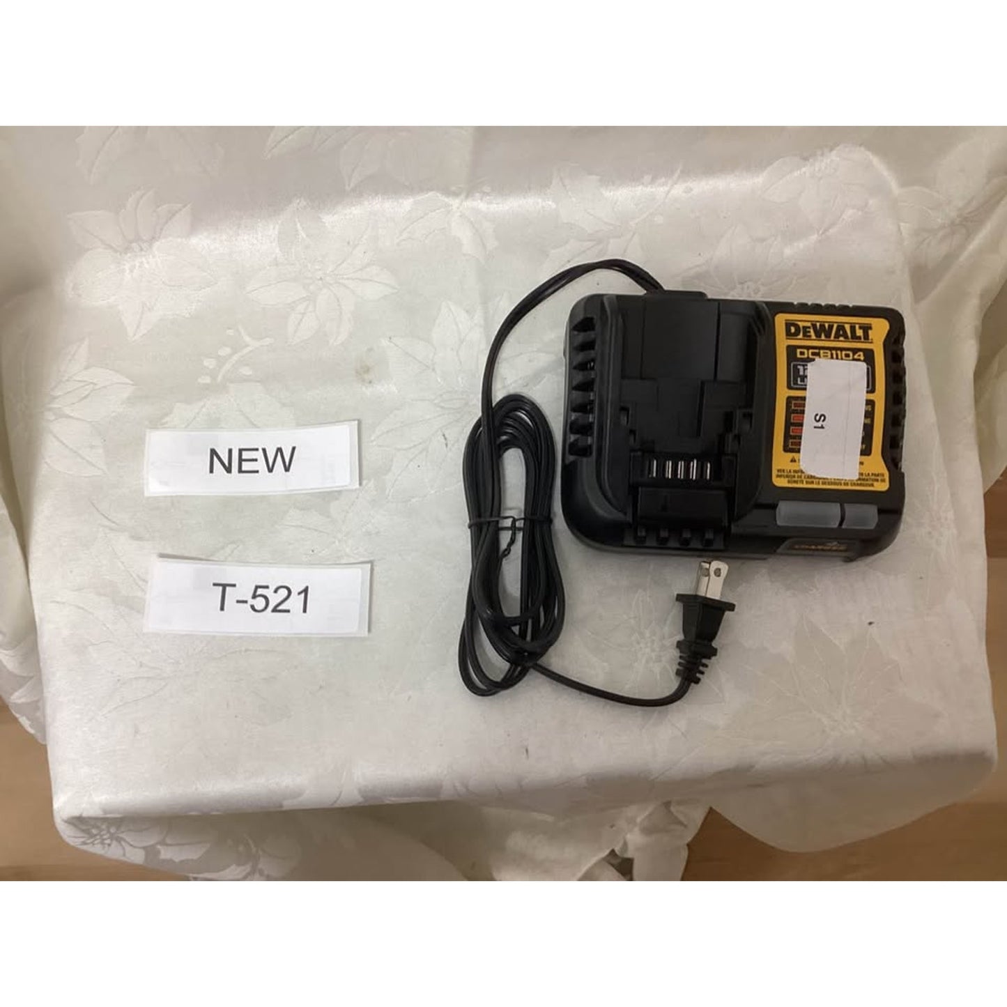 DeWalt DCB1104 battery charger T-521