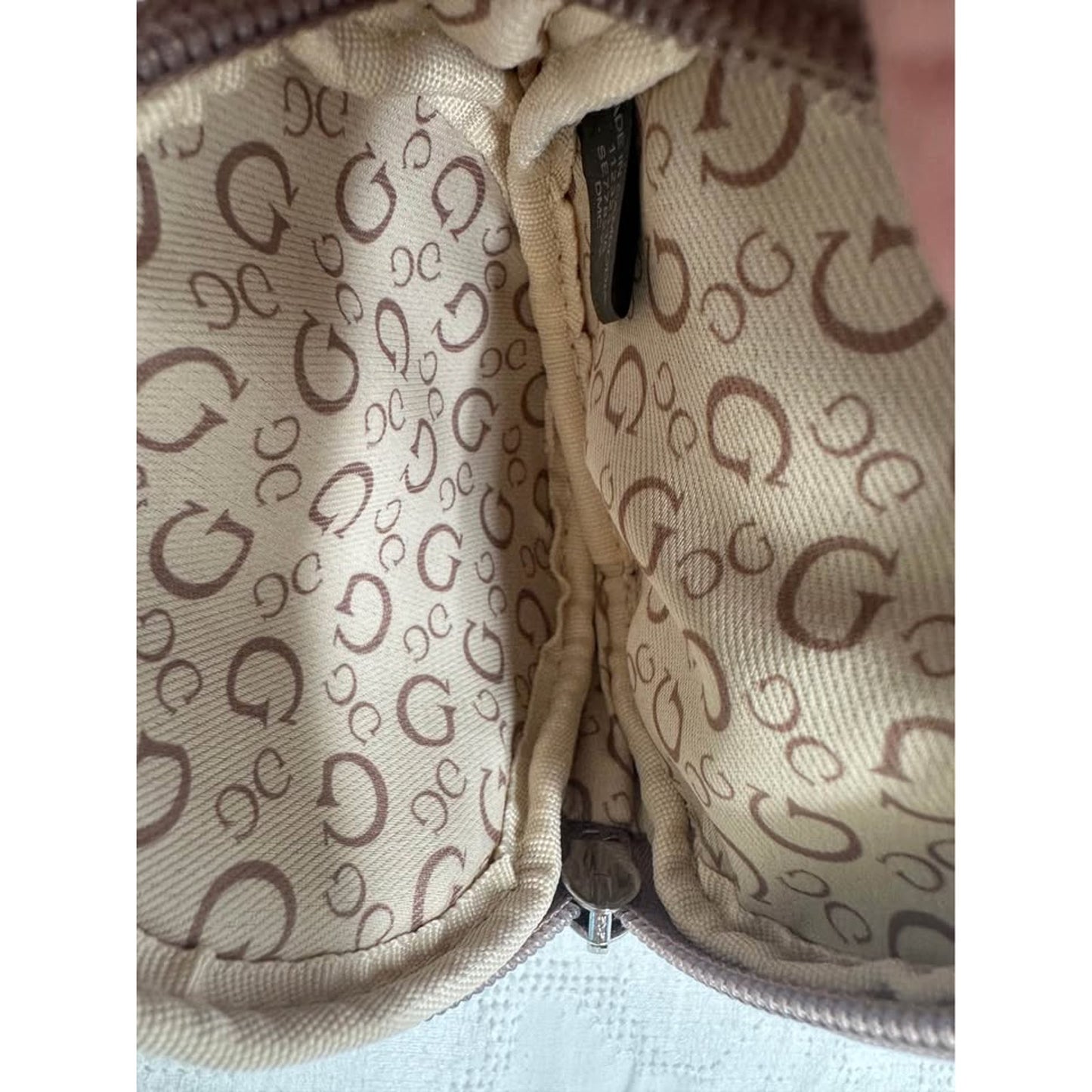 Pre-loved Guess dusty pink coin purse with carabiner clip. B332.